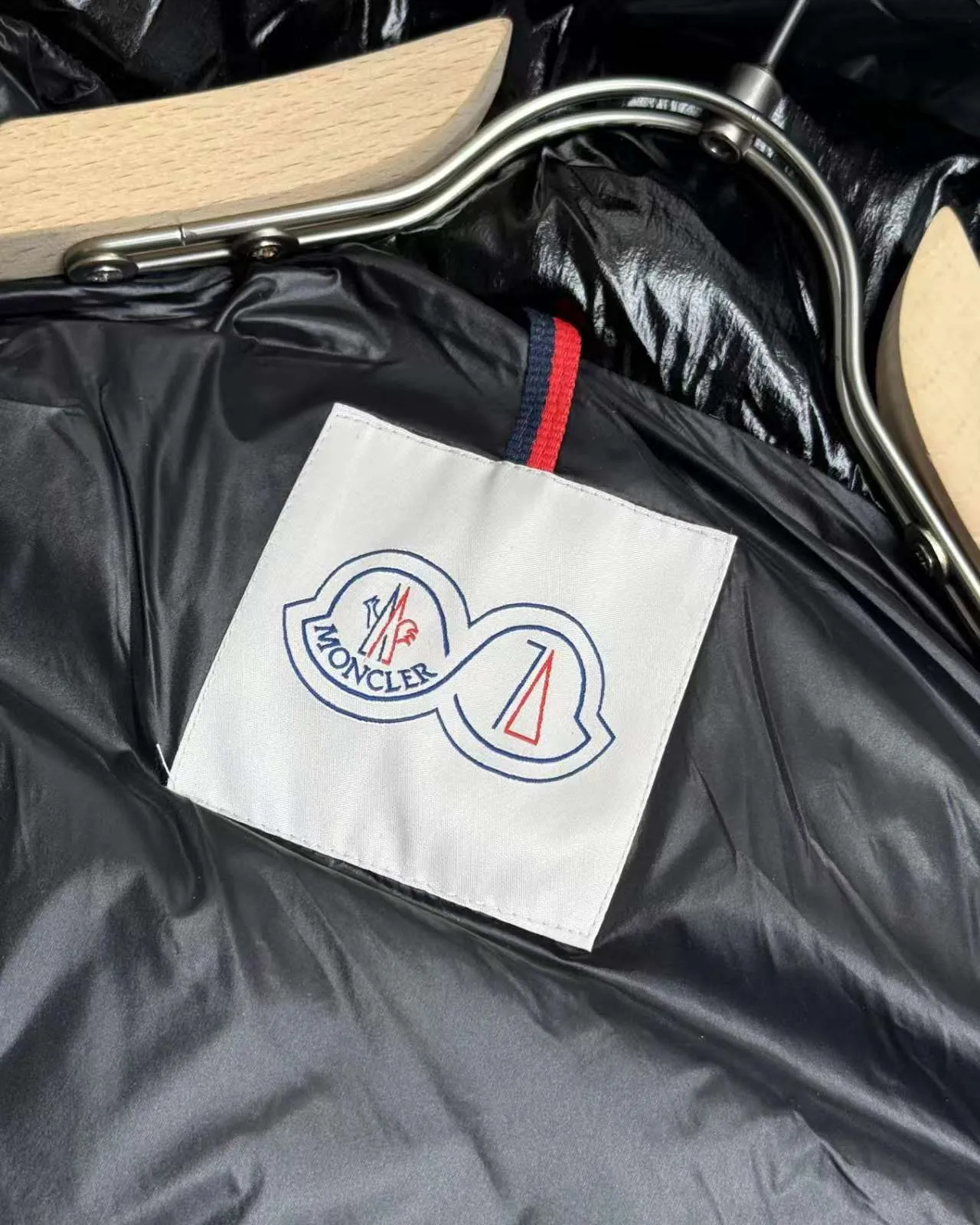 P390 Moncler/ 2026 70 、 。 DNA ， ， 。 Classic ， 、 。 Classic 70 。 Quality， 90 ，Premium Quality ， ，Black ！ Sizes M-3XL